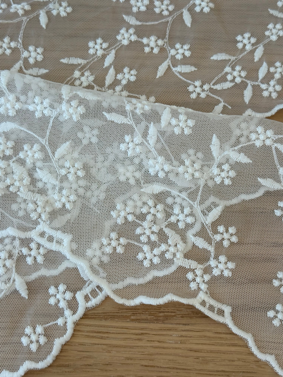 Spitzentuch mit floraler Stickerei