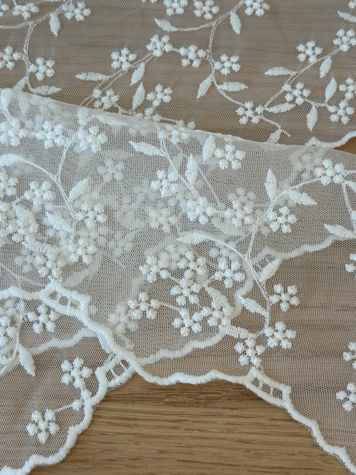 Spitzentuch mit floraler Stickerei