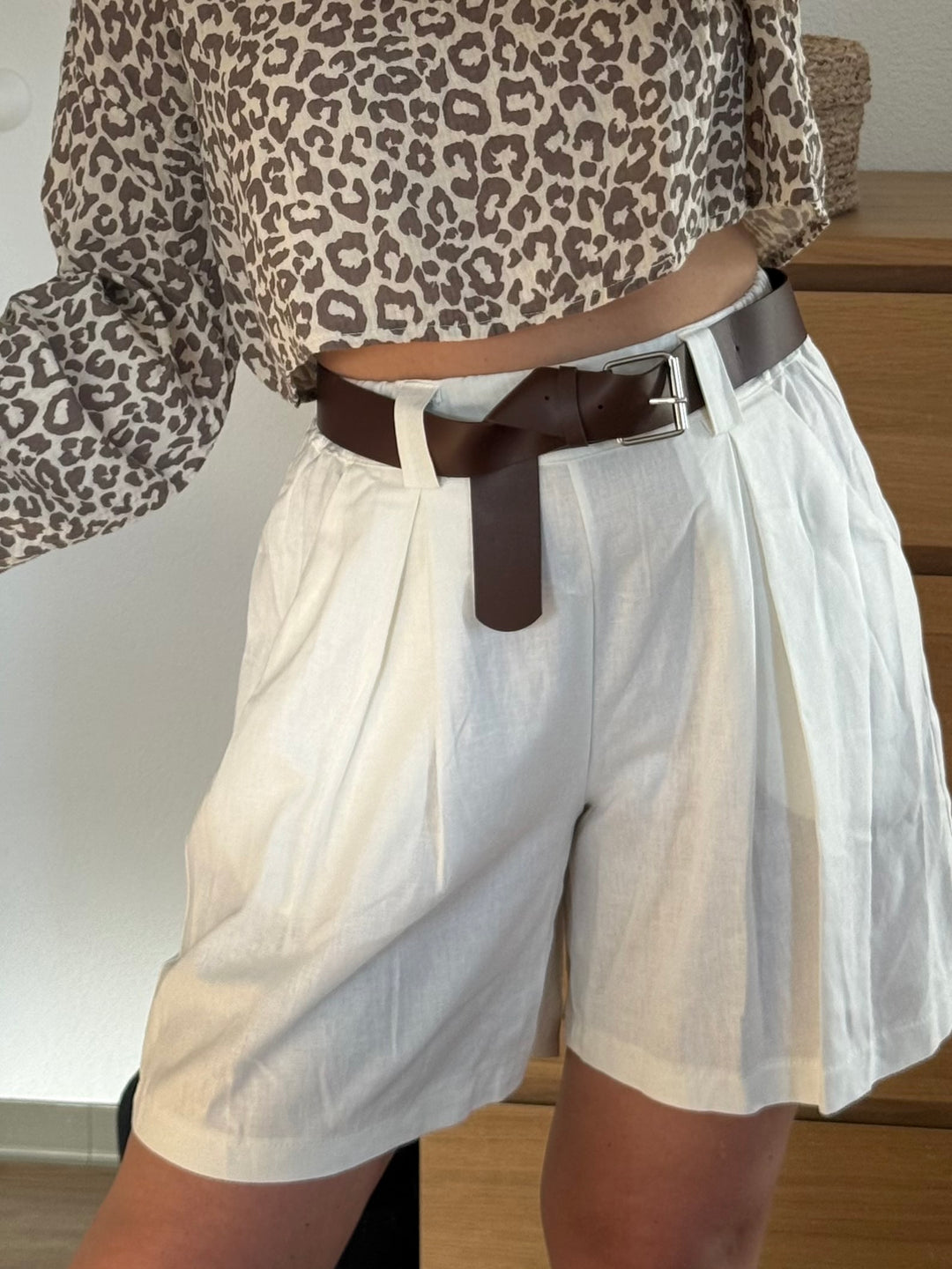 Leinenshorts mit Gürtel - Weiß