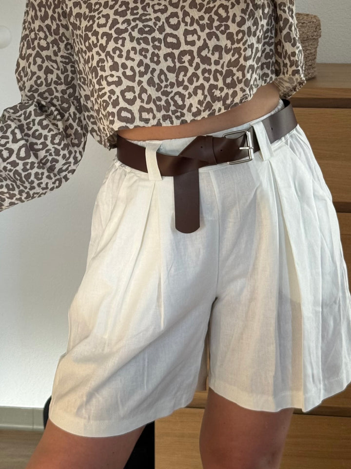 Leinenshorts mit Gürtel - Weiß