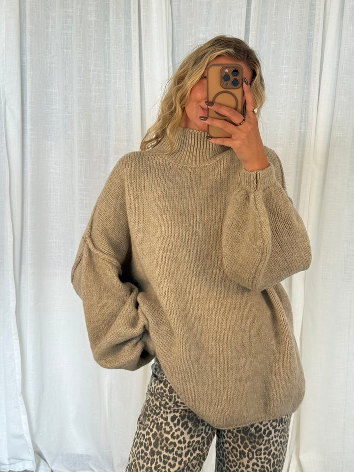 Pullover Fluffy mit Stehkragen – Beige
