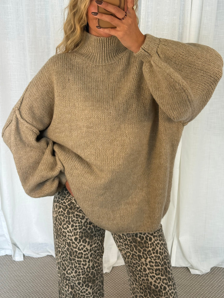 Pullover Fluffy mit Stehkragen – Beige