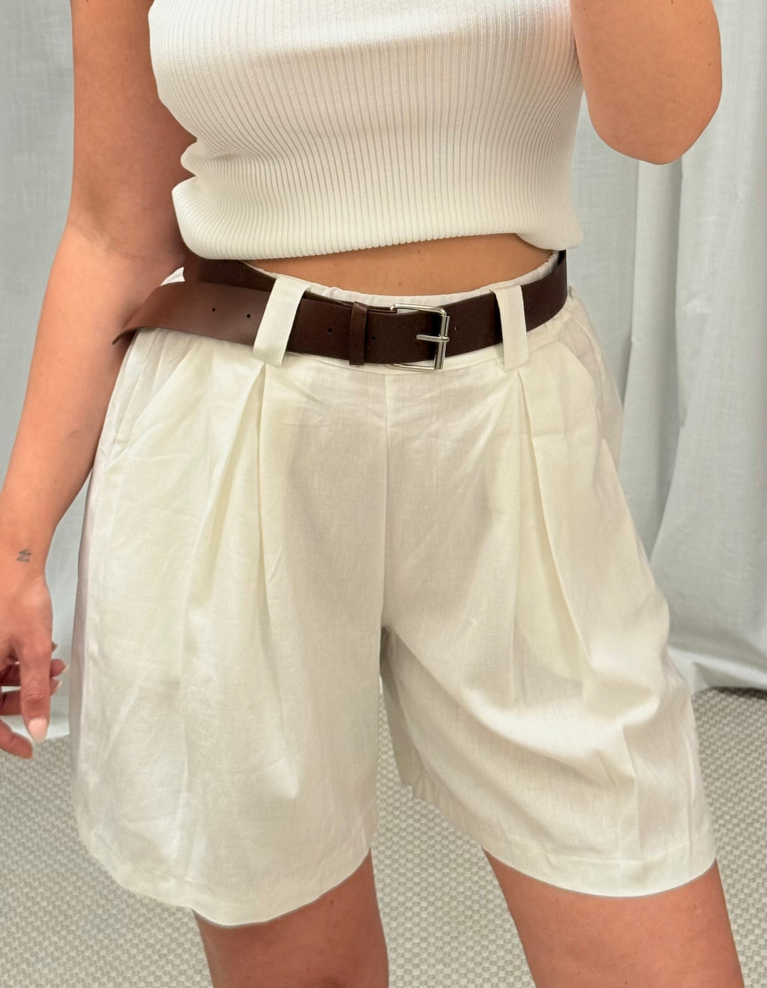 Leinenshorts mit Gürtel - Weiß