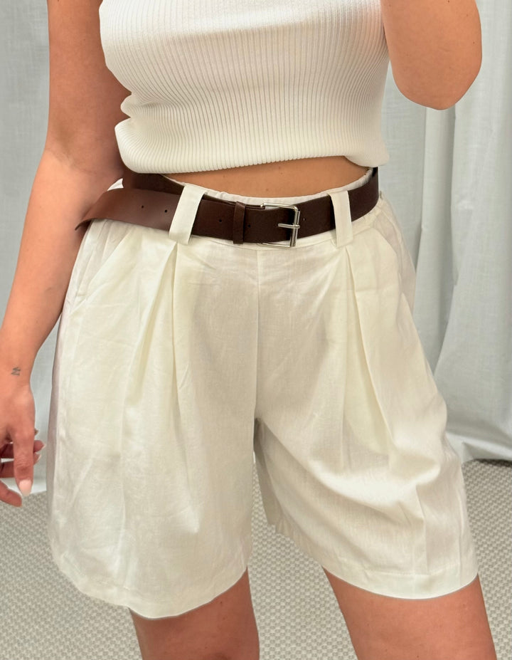 Leinenshorts mit Gürtel - Weiß